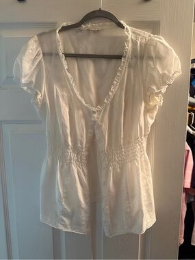 GUESS Cream Ruffled V-Neck Button-Front Blouse